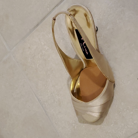 Nina New York size 7M open toed gold heel shoes - Picture 4 of 5